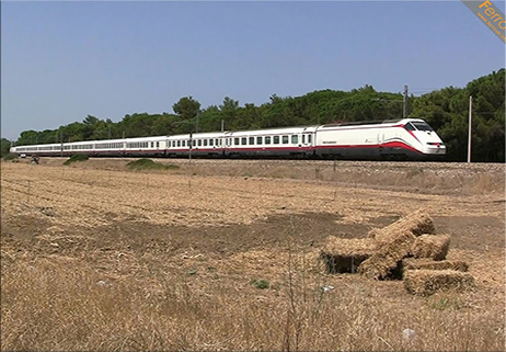 Una ferrovia pericolosamente vicina al mare