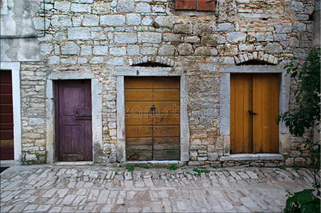 Le porte chiuse dei nostri paesi